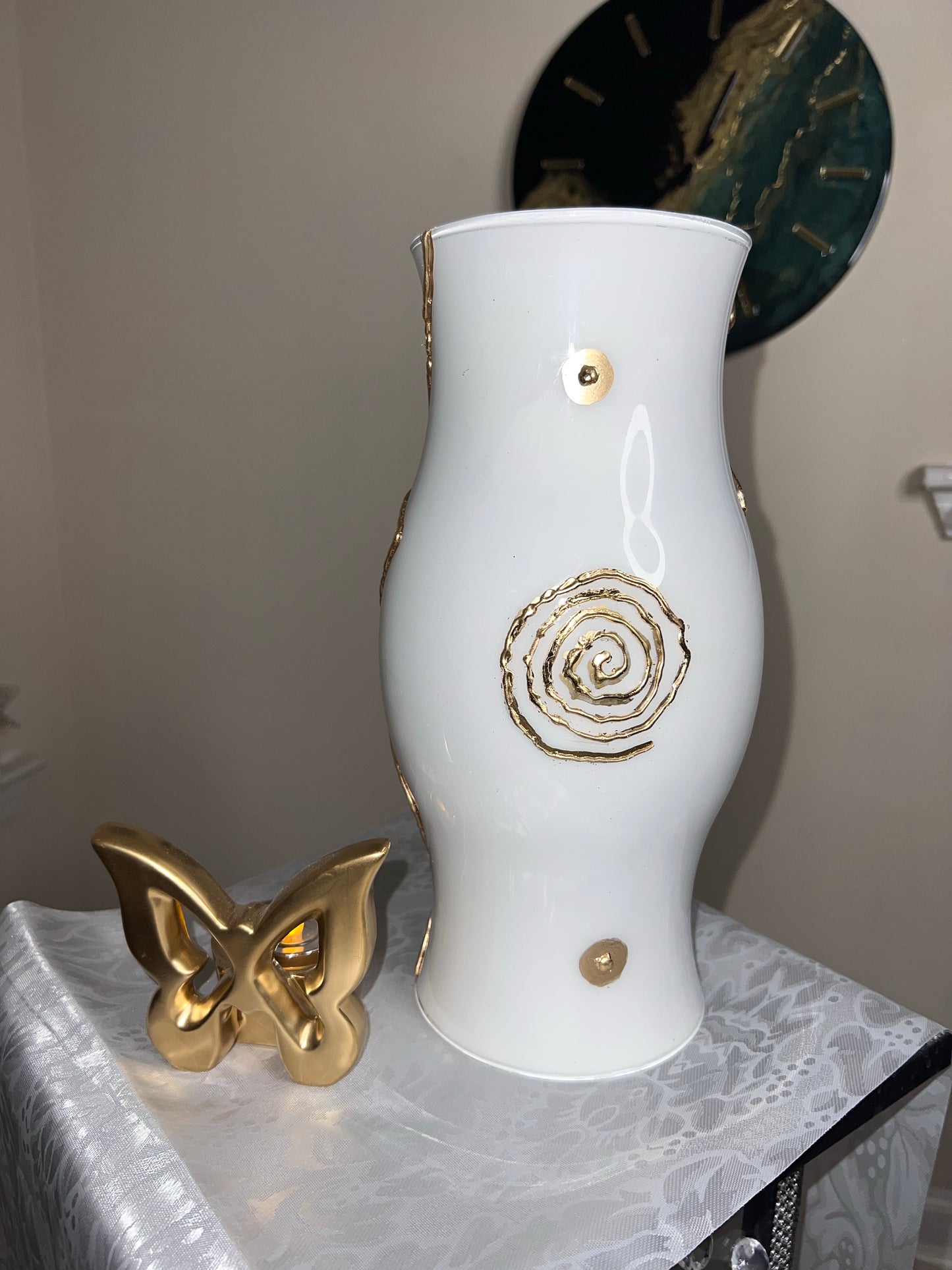 White Gold Lace Pillar