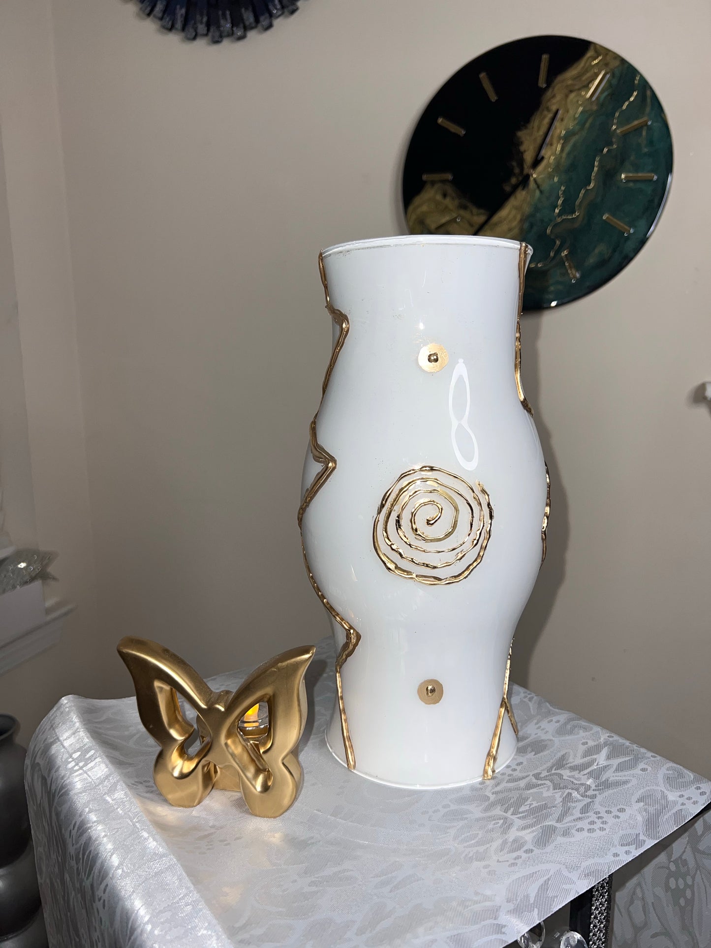 White Gold Lace Pillar